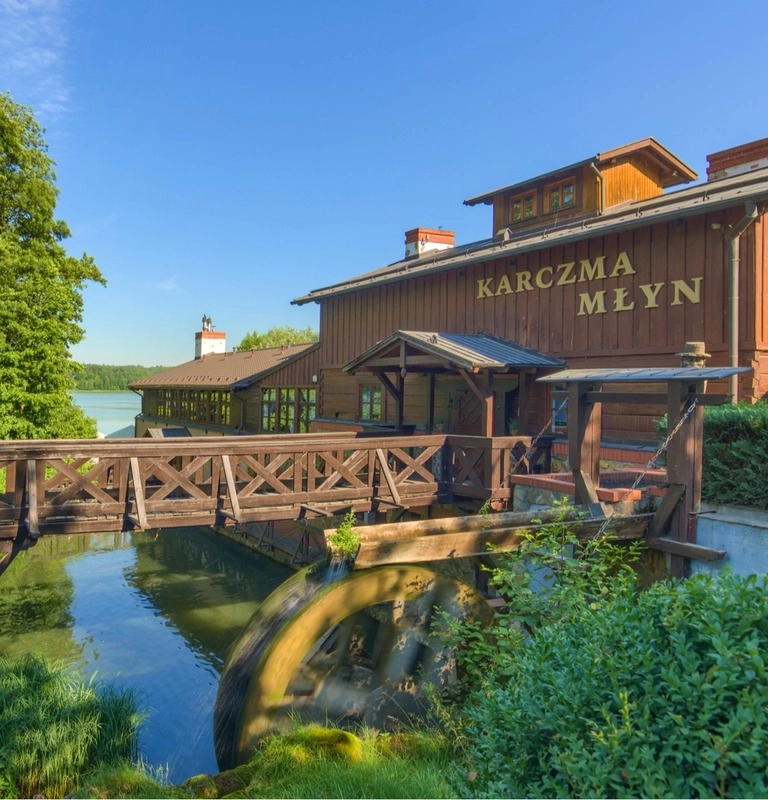 مطعم Karczma Młyn بعجلة مائية تعمل